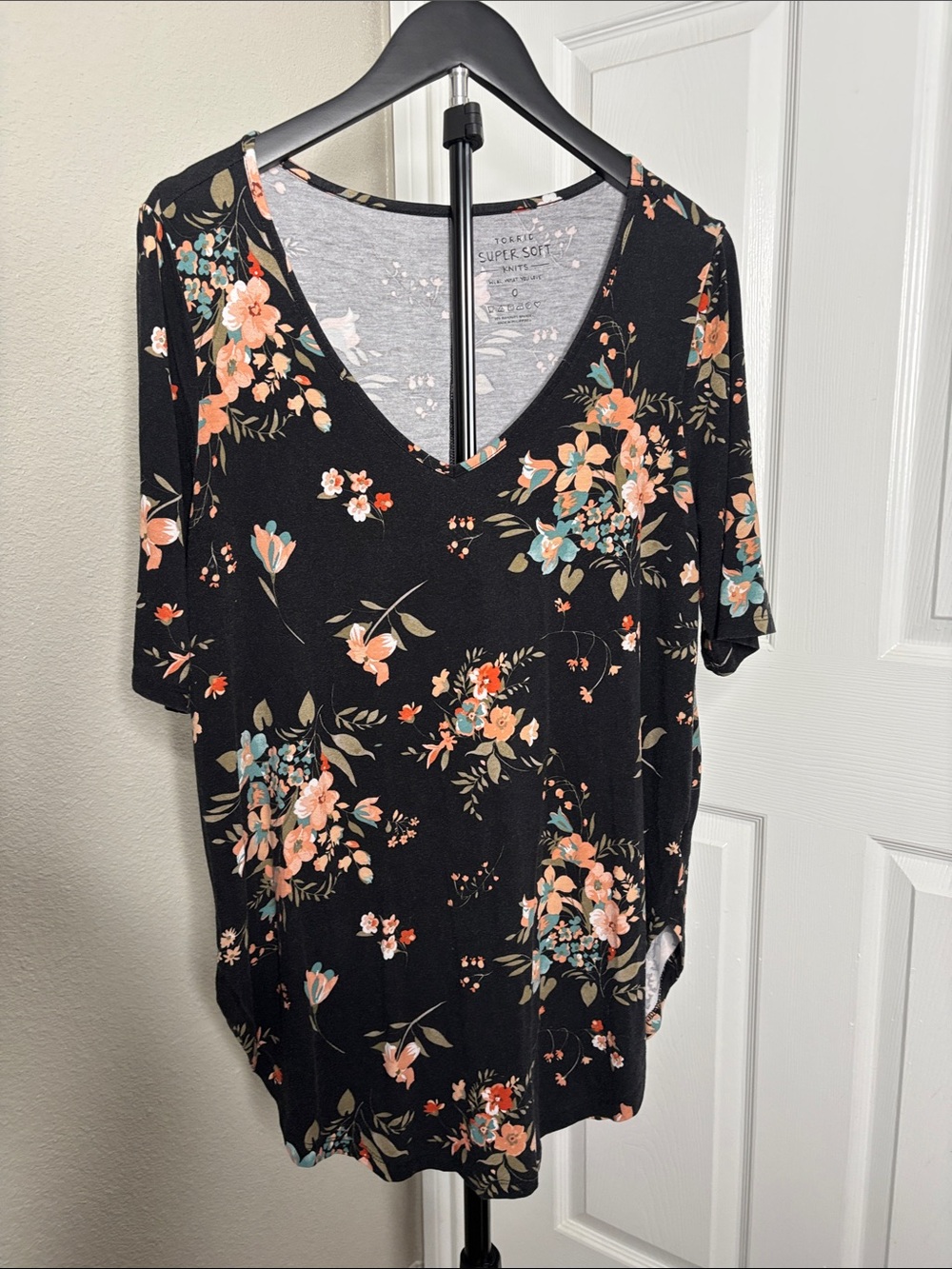 torrid Black Floral V-Neck Short Sleeve Top